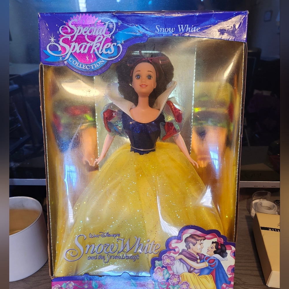 Snow white sparkle doll